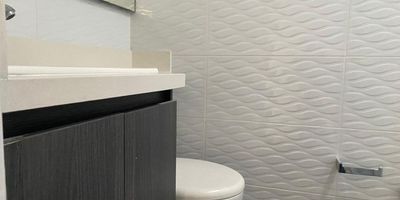 Casa en arriendo en unidad cerrada  fácil acceso por vía principal, rutas de transporte, entorno con mucha zona verde. Piso en marmol,  sala y comedor, estudio, 2 niveles, 4 alcobas con baño en la alcoba principal, tina, cocina integral cerrada tipo americano, alcoba y baño de servicio y parqueaderos cubiertos. conjunto cerrado con salon social, placa polideportiva, zonas verdes, vigilancia 24 hrs, citofonia y circuito cerrado de tv. *Inmuebles sujetos a verificación de disponibilidad.*
