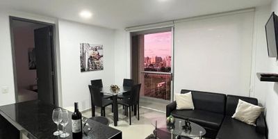 Se arrienda apartamento totalmente amoblado de 70 m2, cuenta con sala comedor, balcon, cocina integral, zona de labores, baño social, dos alcoba cada una con su baño. Edificio cuenta con lobby, gimnasio, salón social, bbq, business center, piscina, excelente ubicación al norte, cerca a centros comerciales, colegios y universidades, barrio Altamira.