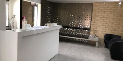 Se arrienda casa esquinera construida por niveles, con dos accesos independientes y con adecuación para oficinas en este momento. En el nivel más bajo es el área de servicios de la casa (acceso independiente) va hasta el fondo del lote y termina en la actual cocina. El nivel intermedio es el del acceso principal de la casa y en este área se encuentra un salón, una habitación, un baño y hall de entrada, el nivel medio de la casa cuenta con dos grandes habitaciones mas una pequeña ,una terraza y un baño grande. El nivel superior tiene dos habitaciones grandes con su propio baño una tercera grande compuertas de correr y un Hall de  alcobas, cada una de las alcobas con terraza. Se encuentra cerca al centro comercial Santa Ana, Carrera  9, carrera 7.