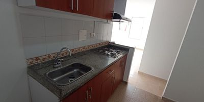 Se vende apartamento en Conjunto Puerto Nuevo – Mosquera

Carrera 10 #12-32, Apto. 541 – Mosquera, Cundinamarca

Excelente ubicación, cerca al centro de Mosquera, colegios, supermercados y transporte público.

Detalles del inmueble:
 3 habitaciones
 2 baños
 54 m²
 Piso 5
 Estrato 3
 Antigüedad: 12 años
 Remodelado

 Precio: $180.000.000

Conjunto cerrado con:
 Parqueadero para visitantes
 Portería y vigilancia 24h
 Salón comunal
 Zona BBQ
 Zona infantil
 Zonas verdes 

 Contáctame para más información o agendar tu visita.
 Mosquera – Conjunto Puerto Nuevo, Cundinamarca