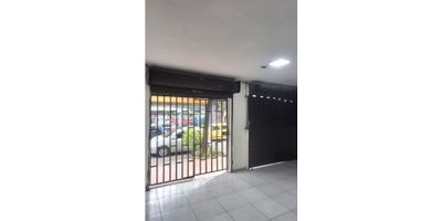 Excelente oportunidad de alquilar un local en la prestigiosa ciudad de Medellín, El local cuenta con un área de 25m2, proporcionando un espacio amplio para desarrollar tu negocio y adaptarlo a tus necesidades. Además, cuenta con un baño para satisfacer las necesidades de tus clientes, brindándoles comodidad y seguridad en todo momento.

Pero eso no es todo, este local está ubicado sobre una vía principal, lo que garantiza una excelente visibilidad y exposición para tu negocio, aumentando tu presencia y atrayendo a nuevos clientes. Y como si fuera poco, su ubicación en una zona comercial te asegura un flujo constante de personas y potenciales clientes.

No pierdas la oportunidad de establecer tu negocio en este local comercial en Medellín.
