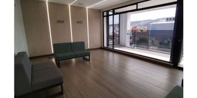 Edificio de tres Niveles dotado y habilitado para uso de salud en el Sector de Cedritos. Edificio moderno y elegante de 625 m2 cuenta con tres niveles y distribuido en 18 consultorios, dos salas de procedimientos, una sala de terapia, dos salas de espera, batería de baños en cada nivel, cuarto técnico, área administrativa, cafetería. El edificio cuenta con 9 espacios de parqueaderos, ascensor y cuarto de basuras según normatividad vigente.


 Lobby y acceso privado de 85 m2
 Segundo Nivel de 260 m2
 Tercer Nivel de 220 m2
 Cuarto Piso de 60 m2

