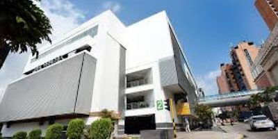 Local comercial ubicado en la Plazoleta de Comidas del Centro Comercial Cuarta Etapa Cabecera. Remodelado. Consta de barra, área de caja y menaje, área de cocina, campana extractora. 

La ubicación privilegiada de este local también ofrece la ventaja de tener transporte público cercano, facilitando el acceso para tus clientes y empleados. Cerca a Universidades, centro comerciales, parques y zona comercial.

¡Agenda tu visita hoy!
