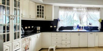 CÓDIGO 775747. En el exclusivo Sector de San Lucas, se encuentra esta impresionante casa de 503 metros cuadrados. Con un total de 4 habitaciones y 6 baños,  alcoba de servicio con baño,  esta propiedad ofrece un espacio lujoso y cómodo para toda la familia. Los 4 parqueaderos garantizan comodidad y seguridad para sus vehículos, sala de entretenimiento, jacuzzi y turco. Con una arquitectura elegante y moderna, cada rincón de esta casa ha sido diseñado con atención al detalle. Disfrute de amplias áreas sociales, una cocina equipada con los mejores electrodomésticos y un hermoso jardín. Esta casa es el lugar perfecto para crear recuerdos inolvidables en un entorno de lujo y confort. ¡No pierdas la oportunidad de hacer de este lugar tu nuevo hogar! Para descubrir más acerca de las increíbles propiedades que ofrecemos, te invitamos a visitar nuestra página web: https://www.rentamospropiedadraiz.com/