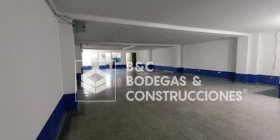 Presentamos esta excepcional bodega industrial, diseñada para satisfacer todas tus necesidades de almacenamiento y operación. Ubicada en una estratégica zona industrial, esta propiedad ofrece fácil acceso a las principales vías de transporte y servicios clave.