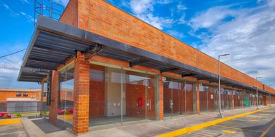 Jamundí, Alfaguara. Parque Natura. Vendo local esquinero en Centro Comercial Plaza Airone. Tiene 20 m2 de área construida y cuenta con punto de conexiones técnicas en buitrón para redes eléctricas, hidráulicas, sanitarias, gas y de aire acondicionado. Por ser esquinero, cuenta con vitrina por dos costados de su fachada y el local tiene una altura de 4.50 mts, con posibilidad de construcción de mezanine.

En un sector de gran desarrollo y de alta valorización como lo es Alfaguara se encuentra ubicado Parque Natura, este proyecto urbanístico rodeado de naturaleza cuenta con zonas deportivas y recreativas como parque canino, pista de bicicross, cancha de futbol 5, sendero para trotar entre otras y en medio de esta ciudadela, se encuentra el Centro Comercial Airone.