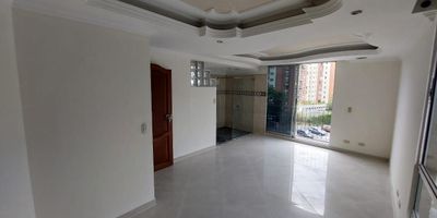Apartamento en un quinto piso sin ascensor de 80 metros cuadrados, posee 2 alcobas, 2 baños, sala comedor, balcón, cocina semi integral, red de gas, calentador, zona de ropas, closet, parqueadero.

Portería 24 horas, parqueadero de visitantes, salón social, juegos infantiles, zonas verdes, piscina, gimnasio.

Cerca de centro comercial, premium plaza y san diego, supermercados, clínicas, fácil acceso a trasporte público.