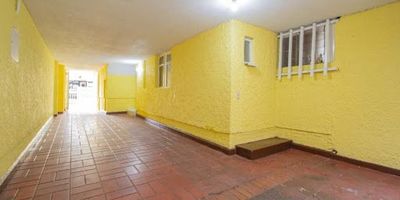 Casa amplia, cerca de la calle 100, tiene antejardin y acceso al parque de la zona, exclusivo para 35 casas.  Esta tiene un costo por mantenimiento de $70.000