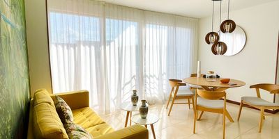 Apartamento en edificio Frayle piso 8, sector Ciudad Santa Bárbara. Nada mejor que vivir frente al mejor centro comercial de la ciudad, con súper mercado, bancos y clínica a lado de casa.
Este apartamento de 3 alcobas y 2 baños, 1 parqueadero, calentador a gas para las duchas, y colgador plegable para secar la ropa.calentador a gas para las duchas, y colgador plegable para secar la ropa, piso en ceramica, aire acondicionado en la alcoba principal y walking clóset. tiene un área de 67 metros cuadrados. administraicon $246.000. El conjunto esta dotado de Piscina Adultos, Piscina niños, jacuzzi, salón social con cocineta y baños, zona de juegos, parqueadero para visitantes portería y recibidor.