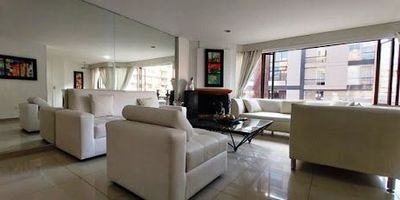 Arriendo apartamento amoblado con terraza Santa Bárbara, espacioso con buena iluminación, vista exterior, conformado por sala comedor con chimenea, tres alcobas, principal con baño privado con tina, cocina integral, zona de lavandería, cuarto y baño de servicio, terraza al aire libre BBQ, dos parquedades, situado cerca de la estación de Transmilenio calle 116 con autopista norte.  Canon incluida la administración. ¡Contáctanos