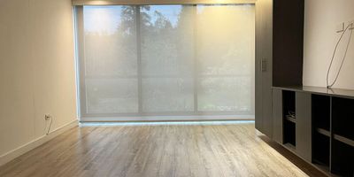 Apartaestudio en arriendo en unidad cerrada cerca a centros comerciales y por la principal, ambiente campestre y tranquilo. Piso en madera laminada, sala comedor, 1 alcoba, baños, cocina integral abierta tipo americano, balcon y parqueadero independiente cubierto. Cuenta con piscina, gym, salon social, zonas verdes, vigilancia 24 horas, citofonia y circuito cerrado de tv. Inmueble sujeto a disponibilidad

