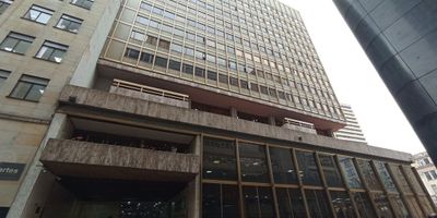 Cod.2971.Acogedora Oficina de 62 mts, octavo piso con tres ascensores. Edificio estrato 4, declarado patrimonio cultural con vigilancia 24 horas, baños comunales, planta eléctrica, CCTV. Área de recepción, cocineta, sala de juntas, oficina de gerencia con baño. Servicio de agua incluido en el valor de admon. Sector financiero y comercial, cerca a Parque Santander, Museo del Oro, sobre la carrera octava, vías de acceso: Avenida Jiménez o eje ambiental, Carrera Séptima, Calle 19. Facilidad de acceso a transporte público.
Uniproyectos, donde cada puerta es una bienvenida, te esperamos.