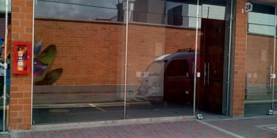 Local Comercial, ubicado en la PLAZA AIRONE en Jamundí. Cuenta con 5.50 mts de frente y 4mts de fondo