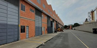 Alquilamos bodega moderna en parque comercial e industrial area 585 m2, conjunto cerrado, portería 24 horas, AREA DE BODEGA entrada para tractomulas puerta metálica de 5 mts  pisos para 60 toneladas,citofonia, iluminación
 natural en el dia y luz led para las noches, AREA ADMINISTRATIVA todas con aire acondicionado   PRIMER PISO: pisos en porcelanato, recepción, cocineta, dos baños, zona de servicio, MEZANINE  1: pisos en porcelanato, área abierta de oficinas con vista interna y externa, 2 baños. MEZANINE 2: pisos en porcelanato, área abierta, 2 baños, ventanas con vista exterior e interior.