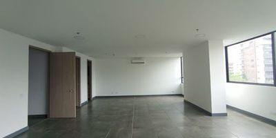 Oficina comercial en arrendamiento, cuenta con un área de 77.89 mts, con amplios espacios y ubicada en excelente sector de envigado, cuenta con cocineta, baño, aire acondicionado, excelente acabados, luz led, anímate! agenda tu cita y ven a conocer este maravilloso inmueble.