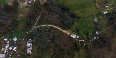 ADMINISTRADORA AAVAL VENDE LOTE EN GACHANCIPÁ VIA ROBLE CON UNA AREA DEL TERRENO CON 2 VIVIENDAS DE TRECE MIL QUINIENTOS OCHENTA Y UNO m2,  ZONA URBANA CON ACCESO A VIAS PAVIMENTADAS ANTES DEL PEAJE EL ROBLE A 5 KM VIA BOGOTÁ - TUNJA.
