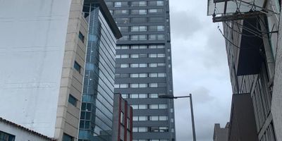 ADMINISTRADORA AAVAL VENDE EXCELENTE APARTAMENTO CERCA A ZONA UNIVERSITARIA CENTRO, PISO VEINTISEIS, DOS HABITACIONES, DOS BAÑOS, SALA COMEDOR, COCINA INTEGRAL ABIERTA A GAS NATURAL, PISOS EN MADERA LAMINADA, HABITACIÓN PRINCIPAL CON VESTIER, EXCELENTE VISTA, CUENTA CON UN PARQUEADERO.