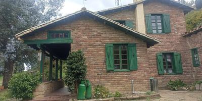 ADMINISTRADORA AAVAL VENDE HERMOSA FINCA  DE 6 HECTÁREAS EN EL DEPARTAMENTO DE CUNDINAMARCA A 4.5 KM DEL MUNICIPIO DE GACHANCIPA EN LA VEREDA LA AURORA, EL PREDIO CUENTA CON SERVICIOS PÚBLICOS DE ENERGÍA ELÉCTRICA , ACUEDUCTO VEREDAL, Y MANEJO DE AGUAS RESIDUALES MEDIANTE POZO SÉPTICO, ADEMÁS CUENTA CON UN TANQUE DE RESERVA EN CONCRETO Y EQUIPO HIDRONEUMÁTICO. TIENE UNA CASA CONSTRUIDA DE DOS HABITACIONES Y DOS BAÑOS, UN BAÑO Y CUARTO DE SERVICIO.