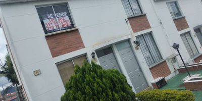 ADMINISTRADORA AAVAL VENDE HERMOSA CASA CONJUNTO CERRADO SECTOR TRANQUILO BIEN UBICADA ESQUINERA CERCA A LA PORTERÍA, CASA DE 3 PISOS, 1ER PISO SALA, COMEDOR, COCINA INTEGRAL, 1 BAÑO, ZONA DE LAVANDERÍA, 2DO PISO, 2 HABITACIONES, 1 BAÑO, 3CER PISO HABITACIÓN PRINCIPAL. LOS BAÑOS CUENTAN CON SU MUEBLE EN MADERA Y LAS HABITACIONES  TAMBIÉN CUENTA CON SUS MUEBLES EN MADERA, TIENE CALENTADOR, PARQUEADERO PROPIO, TIENE PISCINA, ZONAS VERDES, PARQUE PARA NIÑOS, TIENE CANCHAS DE FÚTBOL Y BALONCESTO.