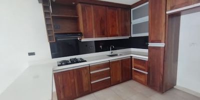 hermosa casa se encuentra en una ubicación privilegiada del barrio el porvenir con transporte publico municipal e intermunicipal continuo al aeropuerto josé maría córdoba, medellín y municipios aledaños, cerca del centro comercial san nicolás, tiendas jumbo y tiendas D1, cerca a el colegio la Presentacion.