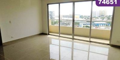 Apartamento en venta ubicado en el sector de Ciudad Jardín al norte de la Ciudad de Barranquilla, ubicación tradicional y estratégica, por estar cerca de universidades, centros comerciales, almacenes de cadena, hoteles, grandes parques y colegios. El apto cuenta con 117 m2, lado sombra, acabados modernos, sala comedor, gran balcon con buena vista, baño social, hall de alcobas con closet de lino, estudio, 3 alcobas con closet, 1 vestier, baño privado y auxiliar, cocina integral con pantry tipo americano, area de labores, 1 garaje privado y 1 deposito. El edificio tiene acogedoras zonas sociales, portería 24 horas con circuito cerrado de tv, lobby, ascensores, planta eléctrica, salón social, gym, piscina, baño turco, terraza con vista panorámica y bbq, salon infantil y de juegos.