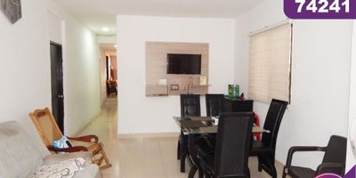 Casa en venta ubicado en el barrio Recreo de la ciudad de Barranquilla. Cuenta con un área de 500mt2, 5 habitaciones, 3 baños. Es un inmueble cómodo, fresco, de buenos espacios, se puede colocar parqueadero, carpintería, vía transitada, cómodas vías de acceso