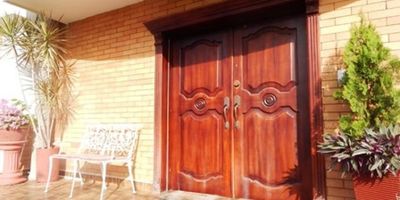 Casa condominio en venta en la ciudad de Barranquilla ubicado en el barrio el golf, con un área aproximada de 329 mts2, distribuidos en 4 habitaciones, 4 baños,3 parqueaderos, lado sombra, buena distribución en sus áreas, es fresco y acogedor, su entorno es tranquilo, residencial con cómodas vías de acceso y facilidad al transporte público cercano, sobre el sector puede encontrar, parques, colegios, iglesia, droguerías cercanas y centro comercial.