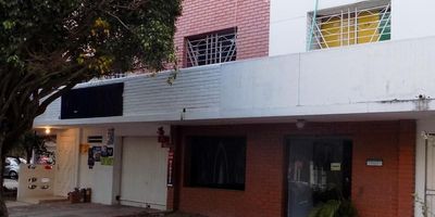Casa en venta en esquina de amplios espacios, ubicada en la ciudad de barranquilla en el sector El Prado, sobre vía comercial ideal para locales, con un área de 453mts actualmente tiene 2 aptos dúplex de 3 alcobas cada uno-baño privado y auxiliar-sala-comedor-alcoba y baño para el servicio-cocina y 1 local-en el sector se encuentran empresas reconocidas y edificios empresariales-cerca de zona bancaria y amplias rutas de buses