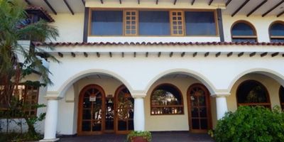 Casa comercial de grandes espacios y con bodega interna ubicada sobre vía principal al norte de la ciudad de Barranquilla en el sector El Prado con un área construida de  1037. Mt2, cuenta con 5 baños, buena distribución en sus áreas, cerca de universidades, notarias,  bancos,  inmobiliarias y otras empresas de servicios, rutas de buses,  la propiedad con 2 plantas tiene oficinas,  áreas para archivo, cafetería,  salones de juntas,  áreas de recepción , bodega interna de doble altura con su acceso vehicular y portón amplio,  zona de parqueo externo para cliente