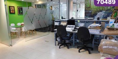 Se arrienda oficina en Barranquilla en el sector de Alto prado, ubicada dentro de un centro empresarial, el edificio cuenta con 21 pisos y la oficina se encuentra en piso 2, con un área construida aproximada de 66.56 mt2, buenos y modernos acabados,1 baño privado, su entorno es comercial con alto flujo peatonal y vehicular con cómodas vías de acceso y facilidad al transporte publico cercano.