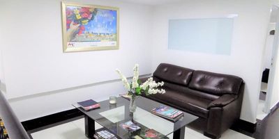 Local comercial en arriendo/venta con 360 m2, ubicada en el sector de El Prado al norte de la Ciudad de Barranquilla, sector con alta actividad económica, cerca de bancos, almacenes de cadena, hoteles, restaurantes, otros centros empresariales y comerciales; zona de alto flujo vehicular y personas, facilidad de acceso y transporte público. La oficina cuenta con excelentes acabados, aire central, iluminación, 1 baño y 2 garaje.