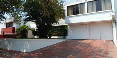 Casa en venta en la ciudad de Barranquilla ubicado en el barrio El Riomar, con un área aproximada de 400 mts2, distribuidos en 4 habitaciones, 4  baños,5 parqueaderos y 2 cubiertos, lado sombra, buena distribución en sus áreas, es fresco y acogedor, su entorno es tranquilo, residencial con cómodas vías de acceso y facilidad al transporte público cercano, sobre el sector puede encontrar, parques, colegios, iglesia, droguerías cercanas y centro comercial.