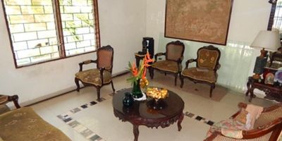 Se vende casa ubicado en el norte de la ciudad, en el sector del La Campiña, con un área construida de 289mt2 que constan de 5 amplias habitaciones, 4 baños , buena distribución en sus áreas, fresco y acogedor, su entorno es tranquilo, cómodas vías de acceso y facilidad al transporte publico cercano , sobre el sector puede encontrar colegios, clínicas y almacenes de cadena y centros comerciales cercanos.