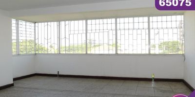 Apartamento en arriendo ubicado en la ciudad de Barranquilla sector El Prado, el apartamento se encuentra en piso 1  con un área de 170.mt2 y consta de 3 amplias habitaciones, 2 baños, buena distribución en sus áreas con amplios y cómodos espacios, fresco y acogedor, su entorno es tranquilo y residencial con cómodas vías de acceso y facilidad al transporte público cercano, sobre el sector puede encontrar, parques, colegios, restaurantes y droguerías cercanas.