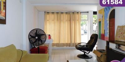 Casa comercial de dos pisos - ubicada sobre vía principal  de gran movimiento y flujo vehicular-cerca a la iglesia del carmen-clínicas-universidades-centro comercial portal del prado-ruta de buses-de fácil acceso.