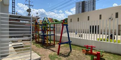 Hermoso apartamento amoblado para arrendar al norte de la ciudad de Cartagena, en el barrio teorices, a pocos minutos del centro histórico de la ciudad, las playas y el aeropuerto, cerca de vías principales , acceso a transporte publico, colegios, clínicas, super mercados; consta de 3 habitaciones, aire condicionado, closet, 2 baños, sala comedor, cocina integral, balcon, piscina, ascensor, gimnasio, parque para niños, lobby, parqueadero comunal.