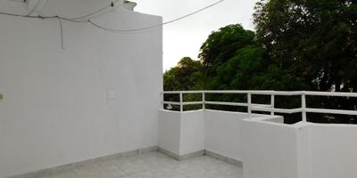 Casa de 3 niveles para arriendo - venta, ubicado en Crespo - Cartagena; encuentra tranquilidad y un agradable ambiente familiar en sector exclusivo de la ciudad, pensando en el bienestar de los tuyos; la casa consta de amplia terraza - balcon, 3 habitaciones, 3 baños, sala, comedor, cocina integral semi - cerrada, patio, alcoba y baño de servicio; a pocos metros de senderos peatonales, zonas verdes, a pocos pasos del aeropuerto, almacenes de cadena, restaurantes, panaderías, tiendas cabecera de barrio, iglesia, transporte publico cercano, cómodas vías de acceso, la oportunidad ideal que estabas esperando.