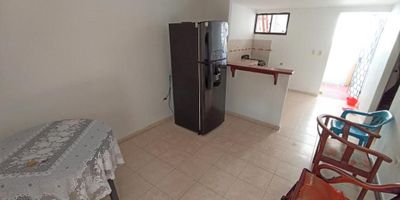 Casa para venta, ubicada en el barrio El Rodeo en la ciudad de Cartagena; a pocos pasos de reconocidos e importantes centros comerciales de la ciudad, almacenes de cadena  todo al alcance de tu mano; la casa consta de terraza con vista externa, 2 habitaciones, 1 baño, sala- comedor,  cocina tradicional, patio con zona de labores.