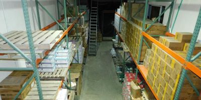 Bodega para la venta, ubicada en el barrio El Bosque - Cartagena; consta de 4 oficinas internas, 2 baños, sala de juntas, divisiones, piso en baldosa, piso en concreto y alta resistencia, techo de eternit, puerta tipo portón, cocineta, acceso pavimentado, ubicado en vía secundaria, trafico constante de personas, a pocos minutos de sector industrial.