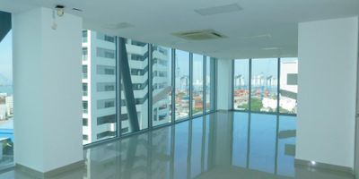 Oficina para arriendo, ubicada en el barrio Manga - Cartagena, dentro de torre empresarial, a pocos metros de entidades gubernamentales, zona portuaria y de carga, entidades bancarias, restaurantes, cómodas vías de acceso, ubicado en avenida principal, transporte publico cercano; la oficina cuenta con aire acondicionado central, 2 baños, cocineta, ascensor, parqueadero cubierto, vigilancia privada 24/7.