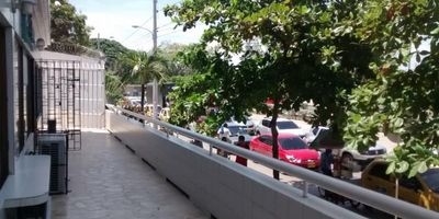 LOCAL  UBICADO EN CENTRO MÉDICO UN SALÓN UN BAÑO VISTA A LA CALLE SOBRE AVENIDA,VALOR DEL CANO ES MAS IVA