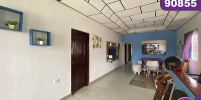Apartamento en venta, ubicado en soledad, sector de las trinitarias, zona residencial, el inmueble es amplio, fresco, con buenos acabados, de fácil acceso, con muy buenas vias de transito, pisos en cerámica, cocina tradicional, amplia, normal, sala, comedor, 3 alcobas, 2 baños, zona de labores, parques cercanos, transporte publico, centro comerciales, estadio metropolitano, cerca a vias principales.