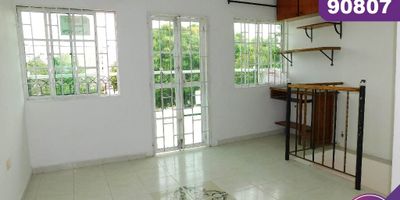 Apartamento en arriendo en la ciudad de Barranquilla ubicado en el barrio La unión, con un área aproximada de 60.175 mt2, distribuidos en 2 habitaciones, 2 baños, la habitación principal cuenta con baño interno, sala-comedor, cocina semi integral, zona de labores y 2 parqueaderos, buena distribución en sus áreas con buenos y modernos acabados, es fresco y acogedor, su entorno es tranquilo, residencial con cómodas vías de acceso y facilidad al transporte publico cercano, sobre el sector puede encontrar, colegios y supermercados.
