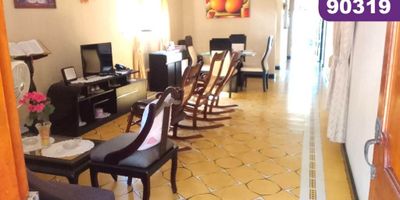 Casa en venta, ubicada en la ciudad de Barranquilla, sector Los Pinos, el inmueble se encuentra en el piso 1, con un área de 110.mt2 y consta de sala, comedor, 3 amplias habitaciones, 2 baños, patio y terraza, buena distribución en sus áreas con amplios y cómodos espacios, fresco y acogedor, su entorno es tranquilo y residencial con cómodas vías de acceso y facilidad al transporte público cercano, sobre el sector puede encontrar, parques, colegios, restaurantes y droguerías cercanas.