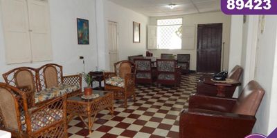 Se vende casa ubicada en la ciudad de Barranquilla, en el sector de Boston,  con un área construida de 440 mt2 que constan de 5 habitaciones, 3 baños más un baño auxiliar, estudio, sala independiente más sala auxiliar, comedor independiente, cocina tradicional y 1 parqueadero, buena distribución en sus áreas, con buenos acabados tradicionales, es fresco y acogedor, su entorno es tranquilo y residencial con cómodas vías de acceso y facilidad al transporte publico cercano , sobre el sector puede encontrar colegios, parques, clínicas, iglesias y supermercados.