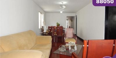 Se vende casa y apartamento en Barranquilla sector del barrio San José, la edificación cuenta con dos predios totalmente desenglobados, en la primera planta se encuentra una casa con un área construida de 162.80 mt2 que esta distribuidos en 4 amplias habitaciones, 2 baños, 1 parqueadero, en la segunda planta,  se encuentra un apartamento con un área de 121.77 mt2 que cuenta con 4 amplias habitaciones, 2 baños, estos inmuebles cuentan con entradas totalmente independiente, se destacan por sus amplios y cómodos espacios, además de poseer una  buena distribucion en cada una de sus áreas, cuanta con acabados conservados, son frescos y acogedores, su entorno es tranquilo y residencial con cómodas vías de acceso y facilidad al transporte publico cercano, sobre el sector puede encontrar parque, colegio, supermercado, clínicas, restaurante y bomba gasolinera cercana.