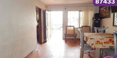 Se vende casa en soledad en el sector de las moras 4 etapa, cuenta con un área de lote de 72 mt2 y un área construida aproximada de 140 mt2, en la primera planta se encuentra una casa que esta distribuida en 3 habitaciones y 1 baño, sala comedor, cocineta patio y terraza y en la segunda planta se encuentran 2 apartamentos  cada uno cuenta con 1 habitación, 1 baño sala y comedor independientes y cocineta, buena distribucion en sus areas, fresco y acogedor, entorno residencial con cómodas vías de acceso y facilidad al transporte público cercano, sobre el sector puedes encontrar panaderías, parque y supermercado.