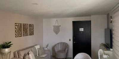 Apartamento duplex zona Penthouse en venta en la ciudad de Barranquilla ubicado en el barrio Boston, en un edificio con vigilancia privada las 24 Horas y zonas sociales de entretenimiento, salón social, piscina de niños y adultos,bbq. el edificio cuenta con 9 pisos y el apartamento se encuentra en el piso 9 con un área aproximada de 90 mts2 , distribuidos en 3 habitaciones, 4 baños, cocina tipo integral, zona de labores y una bodega al lado, 2 parqueadero lineales asignado, lado sombra, buena distribución en sus áreas con buenos y modernos acabados, es fresco y acogedor, su entorno es tranquilo, residencial con cómodas vías de acceso y facilidad al transporte público cercano, sobre
el sector puede encontrar, parques, colegios, iglesia, droguerías cercanas y centro comercial.