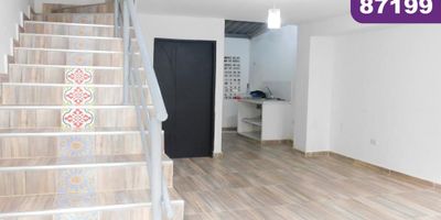 Se vende casa de dos pisos ubicada en el sur de la ciudad, en el sector barrio los manantiales, con un área construida de 55 mt2 que constan de 2 habitaciones, cocina tradicional, 2 baños,  zona de labores, cuenta con patio amplio, buenos y modernos acabados fresco y acogedor, su entorno es tranquilo y residencial con cómodas vías de acceso y facilidad al transporte público cercano