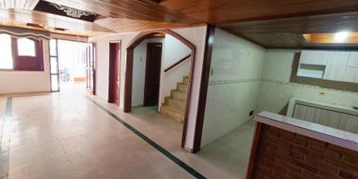 Casa dúplex en venta ubicada en el barrio Las Gaviotas en Soledad, cuenta con 4 habitaciones, 2 baños, piso granito en el primer piso y el segundo piso en cerámica, balcón jardín. Es amplia, cómoda, fresca, de buenos espacios y gran iluminación naturas. Cerca al sector puedes encontrar cómodas vías de acceso y una zona residencial